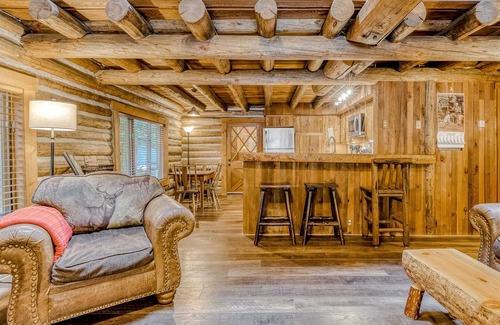 Mount Hood Village Cabin | Cozy Cabin with Great Outdoor Space, Fireplace, & Free WiFi - Near Sandy River