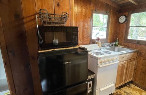 Canandaigua Cabin | Cozy Cabin with Hot Tub!