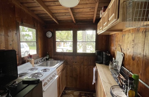 Canandaigua Cabin | Cozy Cabin with Hot Tub!