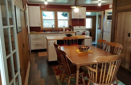 Oceanside House | Cozy cabin with Ocean view! 1 block to the beach!