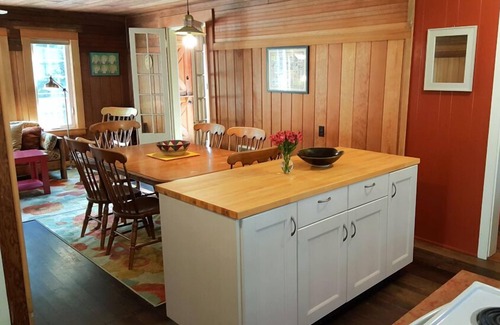 Oceanside House | Cozy cabin with Ocean view! 1 block to the beach!