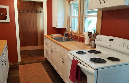 Oceanside House | Cozy cabin with Ocean view! 1 block to the beach!