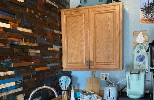 Diamond Ridge Cabin | Cozy Cabin with Porch, Firepit, Picnic Table and BBQ
