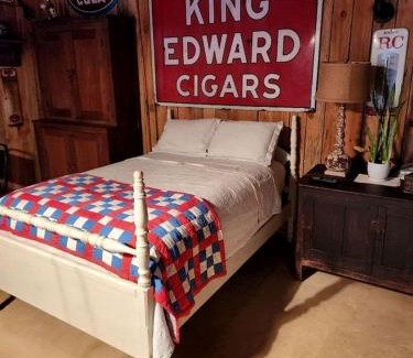Chickamauga House | Cozy Cabin with Pool Table for a Relaxing Romantic Escape near Chickamauga, Georgia
