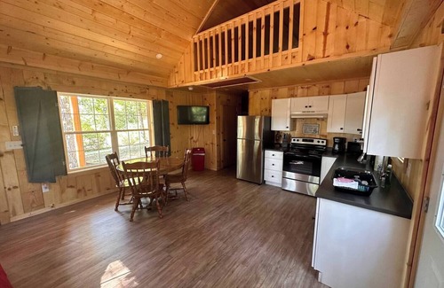East Bernstadt Cabin | Cozy cabin with a beautiful view of the lake in East Bernstadt