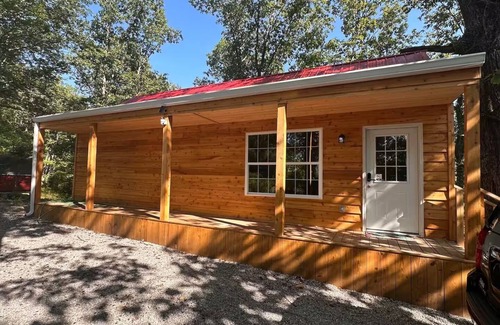 East Bernstadt Cabin | Cozy cabin with a beautiful view of the lake in East Bernstadt