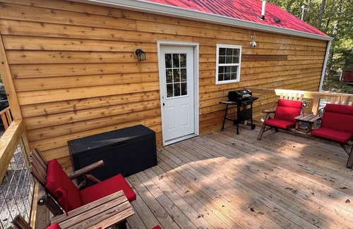 East Bernstadt Cabin | Cozy cabin with a beautiful view of the lake in East Bernstadt
