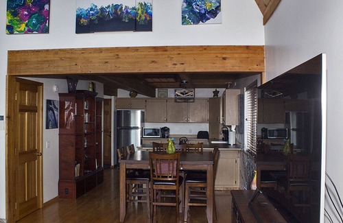 Camano Island House | Cozy Camano Island Retreat & Gallery w/beach access.