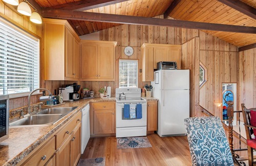 Lodge Hill House | Cozy Cambria Cottage/Firepit/EVCharger/Beach Vibe/King Bed