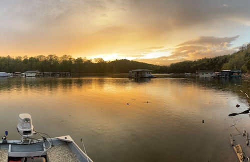 Speedwell RV Rental | Cozy camper 20 feet from Norris lake
