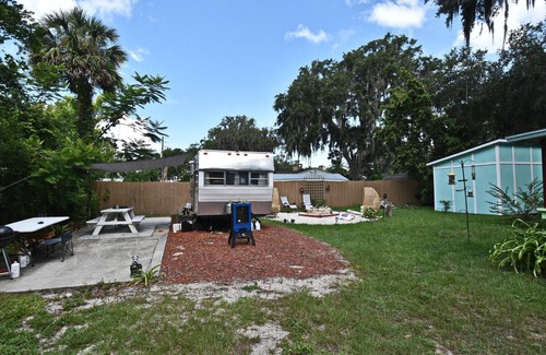 Mount Dora House | Cozy Camper Stay in Mount Dora – Pet Friendly, Walk to Downtown!