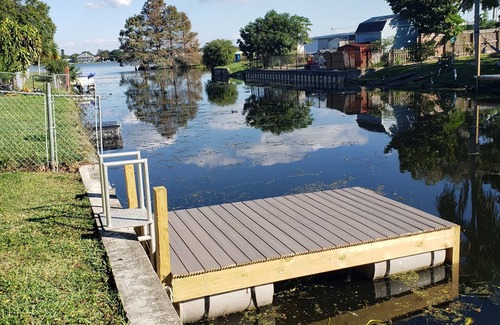 Orange Lake Village House | Cozy Canal Cottage waterfront, nature experience. 15 minutes to the beaches.