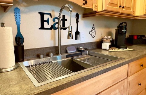 Rocky Mount House | Cozy Canopy Escape|Lakeview Hot Tub & Plush Beds!