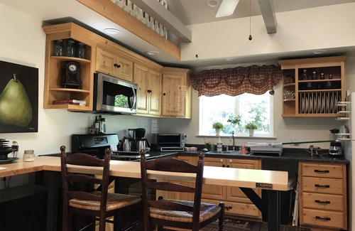 Auburn House | Cozy Canyon Cottage: Come relax, hike, run, or walk 2 town 4 some amazing faire