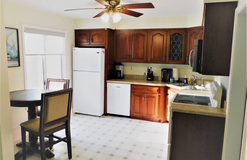 Rensselaer House | Cozy Cape Close to Everything: Family, hiking, shopping and restaurants!