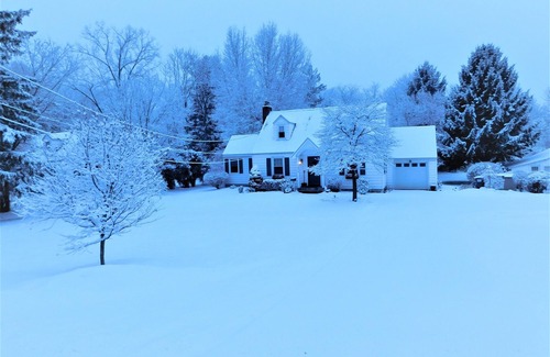 Rensselaer House | Cozy Cape Close to Everything: Family, hiking, shopping and restaurants!