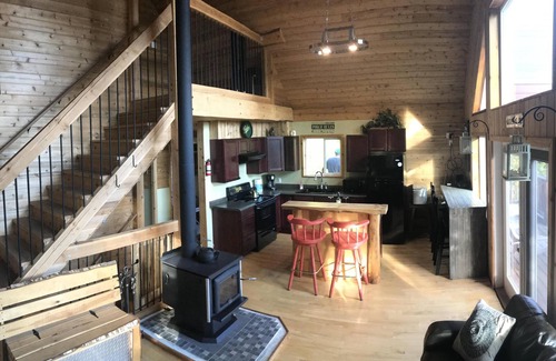 Anglemont Cabin | Cozy Cariboo Cabin w/HOT TUB - Shuswap Vacations and Sledding Accommodation