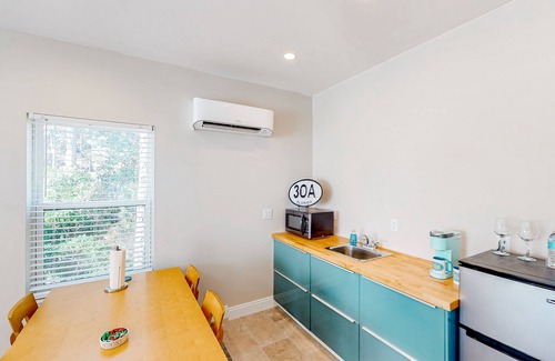 Santa Rosa Beach Cottage | Cozy carriage house studio with convenient location near the beach + AC & WiFi