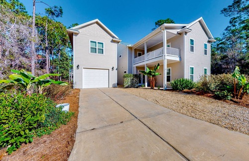 Santa Rosa Beach Cottage | Cozy carriage house studio with convenient location near the beach + AC & WiFi