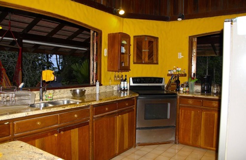Puerto Viejo de Talamanca House | Cozy Carribean style 3 Bedroom House-50m from the beach!