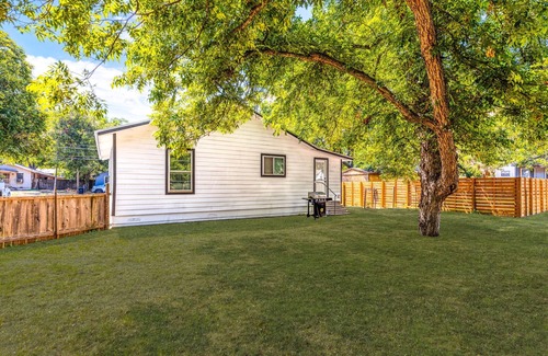 New Braunfels House | Cozy Casita Blocks away from Schlitterbahn, Guadalupe River and Comal River!