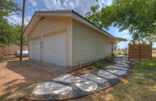 Stonewall Apartment | Cozy Casita! In Texas Famous 290 Winery Corridor!