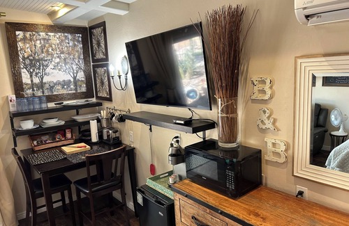 East Mesa Apartment | Cozy Casita in the Uplands Area of North East Mesa. Mountain and desert views.