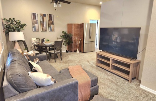 New Harmony House | Cozy Casita on 3 acres w/views of Zion Fingers -Swim Spa & Pickleball Court!