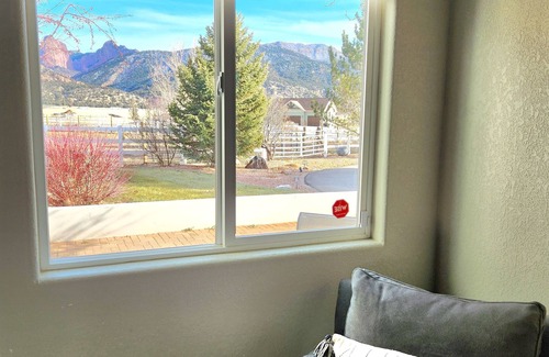 New Harmony House | Cozy Casita on 3 acres w/views of Zion Fingers -Swim Spa & Pickleball Court!