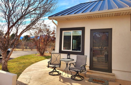 New Harmony House | Cozy Casita on 3 acres w/views of Zion Fingers -Swim Spa & Pickleball Court!