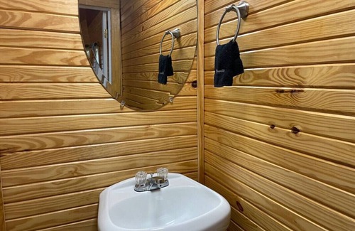 Pottsboro Cabin | Cozy Cedar Cabin at Mill Creek Marina: Cabin 3