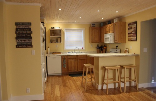 Arcadia House | Cozy Cedar Cottage Just Off Scenic M22 by Lower Herring Lake