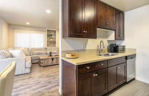 Inglewood Apartment | Cozy Central 2BDR - Entertainment, Sports, Restaurants and more!