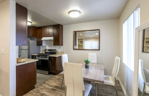 Inglewood Apartment | Cozy Central 2BDR - Entertainment, Sports, Restaurants and more!