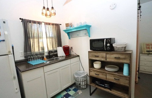 Galveston Apartment | Cozy Central Studio 3 Min Dr to Beach + Pets Allowed