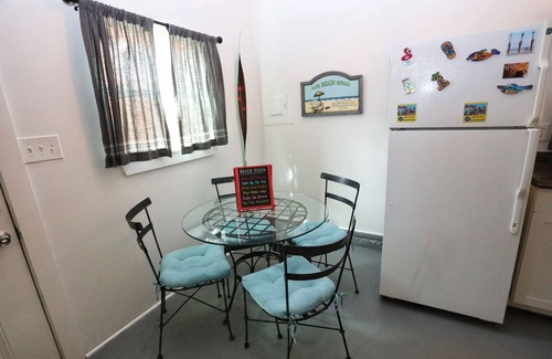 Galveston Apartment | Cozy Central Studio 3 Min Dr to Beach + Pets Allowed