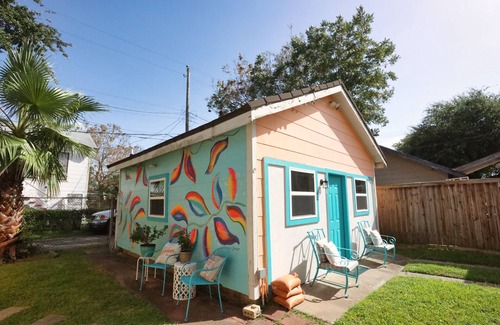 Galveston Apartment | Cozy Central Studio 3 Min Dr to Beach + Pets Allowed