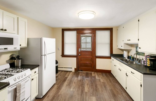 Libertyville Apartment | Cozy & Centrally Located