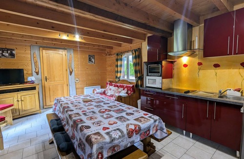 Vagney Cottage | Cozy Chalet by the Stream: Terrace, BBQ, Near Skiing & Cycling Paths, Pet Friendly