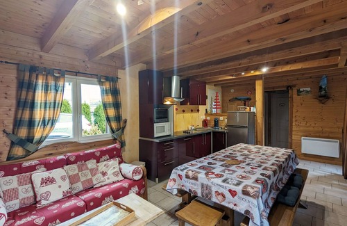Vagney Cottage | Cozy Chalet by the Stream: Terrace, BBQ, Near Skiing & Cycling Paths, Pet Friendly