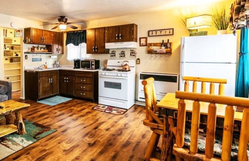 Sugarloaf Cabin | Cozy chalet perfect for a relaxing getaway!