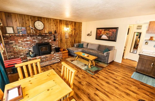 Sugarloaf Cabin | Cozy chalet perfect for a relaxing getaway!