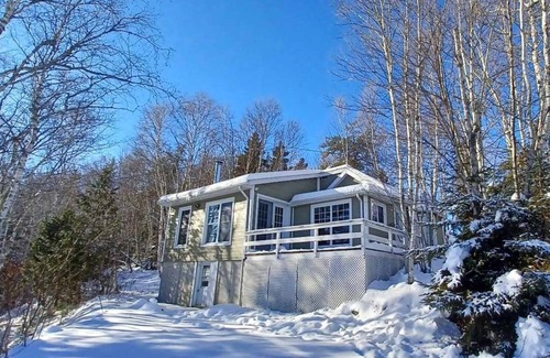 La Malbaie Ski Chalet | Cozy chalet with big lake