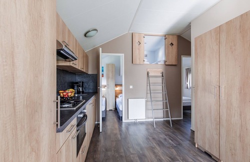 Leuken Ski Chalet | Cozy chalet with covered terrace, in a holiday park on the Leukermeer