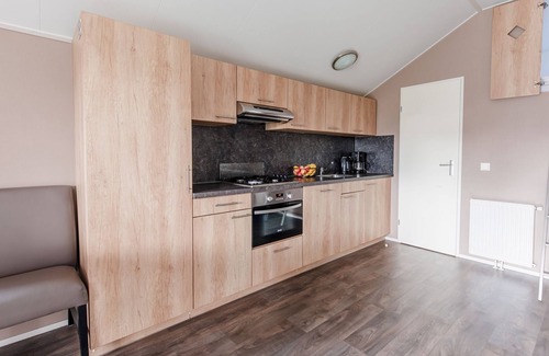 Leuken Ski Chalet | Cozy chalet with covered terrace, in a holiday park on the Leukermeer