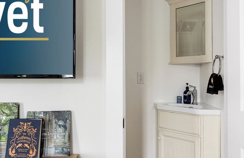 Cannonborough Elliotborough Cottage | Cozy Charleston Cottage | Brandy Crusta