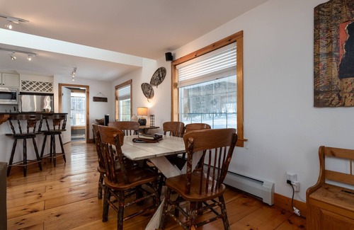 West Dover House | Cozy, charming cottage 7 mins from Mount Snow and Lake Whitingham