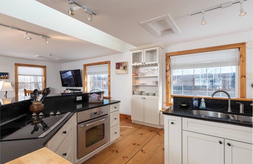 West Dover House | Cozy, charming cottage 7 mins from Mount Snow and Lake Whitingham