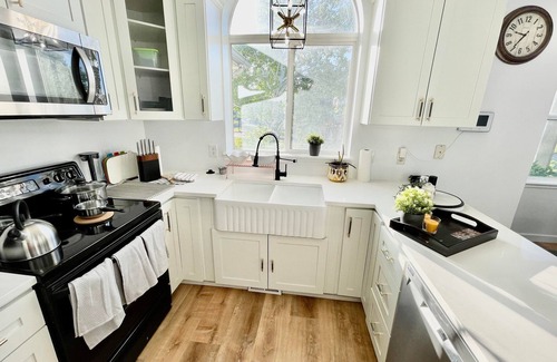 Herriman House | Cozy & Charming entire house, Fenced Yard, Pet friendly.