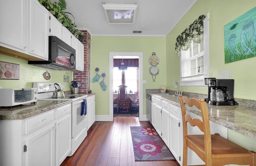 Jacksonville Beach Cottage | Cozy Charming Cottage ! 2 Min to Beach 3 min walk to Restaurants & Shops